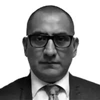 Padre le salvó la vida hijo de caer de una montaña rusa