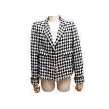 La veste croisée à rayures banquier est un classique d'esprit tayloring particulièrement flatteur. Veste Droite Chanel P29154 L 42 Tweed Noir Blanc