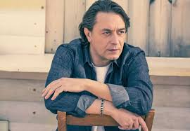 Ορισμένα ζευγάρια έχουν ένα τραγούδι αφιερωμένο ως τραγούδι μας, στη σχέση τους. Giannhs Kotsiras Gia Enan Antra H Orfania Erxetai Me Ton 8anato Ths Mhteras Toy Znews