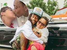 Brad pitt, david beckham o johnny deep son solo algunos de los padres famosos con tatuajes. Fans React To Wiz Khalifa Kissing His Son On The Mouth
