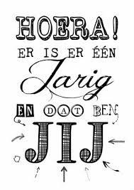 Er Is Er Een Jarig Hoera Verjaardagskaarten Kaartje2go Brief Creatieve Belettering Verjaardag Kaarten