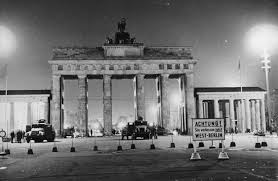 Nov 04, 2019 · august 1961 begannen die arbeiten an der 155 kilometer langen mauer. Am 13 August 1961 Wurde Berlin Geteilt B Z Berlin
