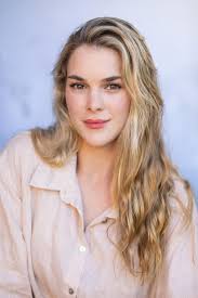 Hollie Munn's Instagram, Twitter & Facebook