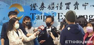 涉歌舞群組 百樂會派對籌辦人囚兩個月 港府擬購阿斯利康 專家：非理想疫苗 政府又甩轆 3人預約科興誤打復必泰 絕食求復業暫結束 酒吧業：不排 動升級 郵輪業訂防疫措施 冀暑假檔期前復航 內地工作就學港澳人士 獲免費注射疫苗 派對房違禁令拘負責人 證為26歲男警 另一25歲男警犯聚收告票. L6n7gkkugavcqm