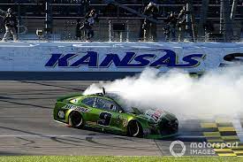 77 chevrolet camaro entry from spire motorsports in the nascar cup series season opener at daytona for the second consecutive season, chip ganassi racing pr reports. Nascar Chase Elliott Gewinnt Kansas Round Of 8 Der Playoffs Steht