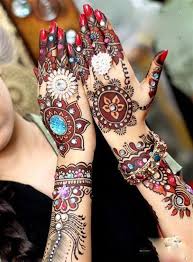 Henna biasa dipakai untuk membuat gambar artistik di kuku, tangan, maupun kaki. 16 Inspirasi Henna Art Anti Mainstream Demi Momen Pernikahan Yang Tak Terlupakan