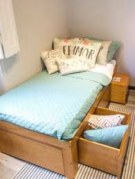 Camas De Solteiro Em Madeira Maciça Com Gavetas A Cama E O Ponto De Partida Em Vez De Um Item Exclusivo Para O Repouso Que Tal Inv Decoracao Quarto Pequeno Solteiro Cama Solteiro Com Gavetas Cama Solteirao