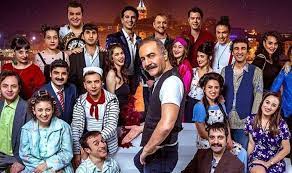 Tiyatro ve oyunculuk hevesi hep var olan oyuncu, annesinin sigortalı işin olsun ısrarları sonucunda tiyatrodan uzaklaştı. Cok Guzel Hareketler 2 Oyuncusu Arif Guloglu Kansere Yakalandi