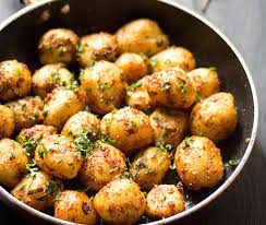 Patate al forno 95 patate in fiocchi (istantanee) 90 puré di patate 80 patate bollite senza buccia 70 patate in padella con la buccia 65 patate cotte con la buccia (in acqua/al vapore) 60 patate. Patate Novelle In Padella Mangiare Bene