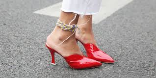 Stile in su con un vestito. Scarpe Rosse E La Tendenza Moda Estate 2018