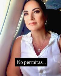 Hola 👋 Veo caras nuevas por aquí. ¡Qué bien! Así que aprovecho para  presentarme y contarte el porqué de este perfil. Soy Débora Palop,  escritora y periodista. No soy psicóloga ni coach,