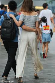 丰满成熟少妇穿透明裤子骆驼趾，忍不住回头再多看几次-街拍美女图片大全