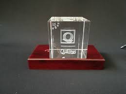 3d Photo Crystal Cubes With Company Logo Engraving Inside With Red Wooden Display Led Light Base