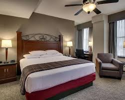 The drury inn & suites is located directly on the riverwalk and is listed as an historical landmark. Drury Plaza Hotel San Antonio Riverwalk San Antonio Tx United States Compare Deals