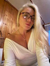 Petitioning to bring back big, fancy gowns!!! Esp as a person who doesn't  need hip padding (mine's built in 😅)