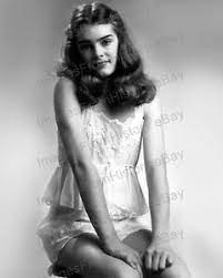 This brooke shields photo might contain bouquet, corsage, posy, and nosegay. 8x10 Print Brooke Shields Pretty Baby 1978 8979 Ebay