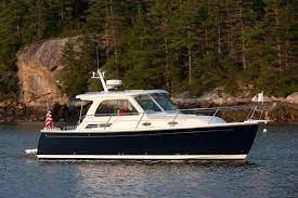 Whether You Re A Looking For A Weekend Cruiser Or An Ocean Voyager This Power Cruising Lineup Has Something For Everyone Cruiser Boat Yacht Boat