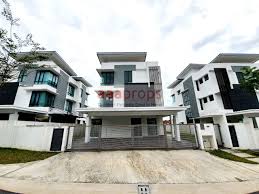 The living room measures 4 meters by 5.2 meters large enough to accommodate guests of the family. 3 Storey Bungalow House Lambaian Residence Bangi Ukm Aaaprops The Best Property Deal Is Here