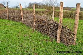 Totholz Totholzzaun Totholz Naturgarten Deadwood Wildlife Garden Design Jardin Terrasse Jardin Permaculture Design Jardin