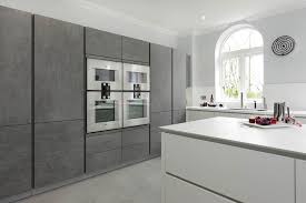 Para completar la barra americana de esta cocina blanca y gris, se han colorado tres taburetes de estilo moderno. Cocinas Modernas Blancas Y Grises 20 Disenos Inspiradores