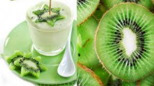 Questo smoothie a base di banana e kiwi è un piacevole mix di frutta esotica, i cui principali benefici derivano dagli alti livelli di fibre e vitamina c, che agiscono dandoti energia e insieme depurando l'organismo. Frullati Di Kiwi Tante Idee E Proprieta Idee Green