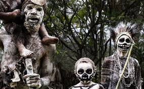 In the 1950s an epidemic transmissible disease called kuru, similar to cjd, was identified in the fore tribe of papua new guinea. ÙƒÙˆØ±Ùˆ Ù…Ø±Ø¶ Ø§Ù„Ø¶Ø­Ùƒ Ø§Ù„Ù…Ù…ÙŠØª Ø§Ù„Ø°ÙŠ Ù‚ØªÙ„ Ø¢Ù„Ø§Ù Ø§Ù„Ø¨Ø´Ù€Ø± Ø§Ø®ØªÙŠØ§Ø±Ø§Øª Ø§Ù„Ù…Ø­Ø±Ø±ÙŠÙ† Ø§Ù„Ø¥Ù…Ø§Ø±Ø§Øª Ø§Ù„ÙŠÙˆÙ…