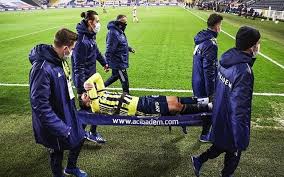 Thay vì 19 triệu usd, nhà vô địch world cup 2014. Photo Ozil Stretchered Off As Doom Runs On After Arsenal Exit
