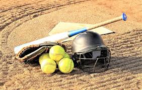El sóftbol (softball en idioma inglés), también conocido como softbol, sófbol o bola suave, es un deporte de equipo en el que una pelota es golpeada con un bate, muy parecido al béisbol, en general, una derivación del béisbol donde la pelota es más grande y su lanzamiento se efectúa por debajo del hombro. Softbol Que Es Caracteristicas Como Se Juega Fundamentos Reglas