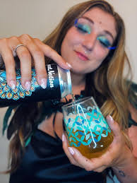 𝑅𝓊𝒻𝒻𝓁𝒾𝓃𝑔 𝓈𝑜𝓂𝑒 𝒻𝑒𝒶𝓉𝒽𝑒𝓇𝓈 🦚 @greatnotion is used to  strutting their stuff with beers of all sorts of crazy colors and flavors,  and as flamboyant as this can may be it's back to