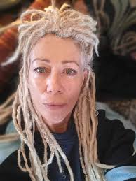 From Caitlind Lowe 8:56 17% Posts Photos Reels Hey all- please share. My  mom's 18 year old Shih Tzu, Bella, has been missing the last little bit and  we've been searching like