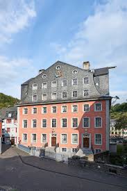 Zahlreiche einzellagen formen ein buntes landschaftsbild und verlangen vom winzer aufwändige handarbeit. Rotes Haus Monschau Wieder Geoffnet