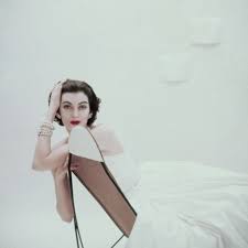 Dovima Wearing A White Evening Gown By Esther Reifer July 1952 S Evolution Of Fashion Fashion Photography