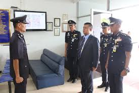 Ydh cp dato' razarudin bin husain, pengarah jabatan siasatan jenayah narkotik serta warga jsjn mengucapkan sekalung penghargaan terima kasih kpd ybhg. Polis Daerah Tawau On Twitter Lawatan Kerja Timbalan Pengarah Jsjn Bukit Aman Tawau 16 Julai 2018 Isnin Lawatan Kerja Timbalan Pengarah Ii Perlucuthakan Harta Perundangan Tahanan Jabatan Siasatan Jenayah Narkotik Dato Kamarul Zaman