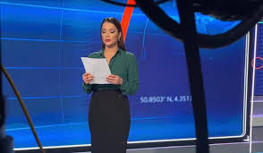 Είναι στο πεδίο, λέει ο,τι βλέπει, βοηθάει, λυγίζει, θυμώνει, χαίρεται. Z8oztzd8ddpomm