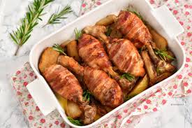 Adagiatele in una teglia ricoperta con carta da forno e conditele con sale, pepe, olio e la paprika dolce. Fusi Di Pollo Al Bacon Con Patate Alla Paprika Cucina Serena