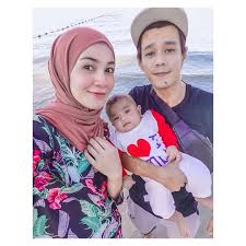 Isu kontroversi melibatkan ude wahid, intan isu kontroversi melibatkan ude wahid, intan liana dan izreen azminda sejak kebelakangan ini sering #kualalumpur #rap kes perceraian membabitkan suami pelakon izreen azminda, muhammad radzi abdul wahid atau ude dengan isteri pertama. Foto Indah Dan Sweet Percutian Izreen Azminda Bersama Suami Dan Anak2 Di Pulau Pinang Lepat Pisang