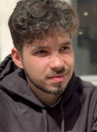 Portrait d'Elliot, élève en première année de la formation d'acteur et  d'actrice du Cours Florent