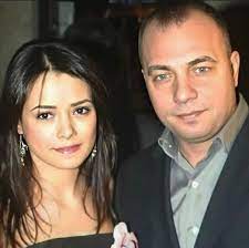 Özgü namal, babasını kaybeden eski sevgilisi oktay kaynarca'nın acısını paylaşmak için cenazeye gitti, başsağlığı dilerken sıkı sıkı sarıldı.bu fotoğraflar i̇ki sevgilinin ortak bir arkadaşı, maço tavırlarıyla tanınan murat han'ın, özgü namal'ın eski sevgilisi oktay kaynarca ile sarılma fotoğraflarını görünce. Kurtlar Vadisi On Twitter Kurtlar Vadisi Nde Elif Eylul Karakterini Canlandiran Ozgu Namal Ile Oktay Kaynarca Nin Suleyman Cakir 2002 2008 Yillari Arasi Evli Oldugunu Biliyor Muydunuz Https T Co Q7ygdxptn5