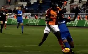 Almanya'da aynı şekilde yaşanan pozisyonda hakem, penaltı atışını tekrar ettirmişti. Kasimpasa Galatasaray Macinda Penalti Pozisyonu Ve Artisma