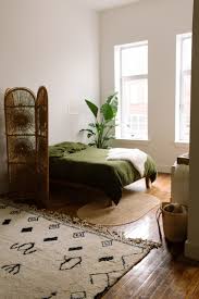A Warm Organic Brooklyn Apartment Was Designed With Zero Waste In Mind Minimalist Room Minimalist Room Design Small Apartment Decorating