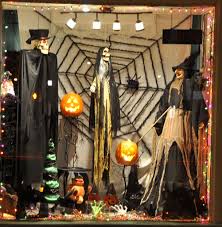 Les Vitrines Les Plus Effrayantes D Halloween Halloween Windows Display Retail Vis Halloween Window Halloween Window Decorations Halloween Store Display