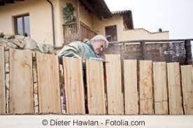 Wir haben eine einfache anleitung in 8 schritten für sie, vom pfosten bis zur abdeckkappe. Holzzaun Selber Bauen Materialien Und Anleitung Gartenlexikon De