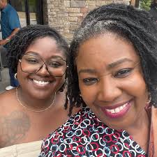 Before and after I applied edible makeup to my #selfiecake 😂😂 Watch me  make this selfie cake at https://youtu.be/oXRiJOPhSsA If you like this  cake, you're going to love discovery+ Original #cakealikes! And