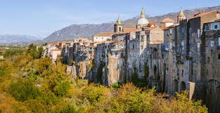 Benevento is a city and comune of campania, italy, capital of the province of benevento, 50 kilometres (31 mi) northeast of naples. Treni Per Benevento Offerte Biglietti Treno Trainline