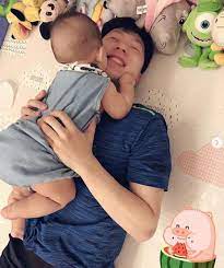 He is now having a pretty simple life, although he used to be of huge international interest, living in beijing with his wife and children. Ma Long Wiki Bio Age Net Worth Salary Married Wife Rank Kids Nationality