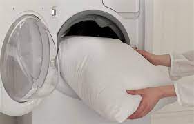 Jika bantal memiliki label perawatan, bacalah dan ikuti petunjuknya. Cara Mencuci Bantal Di Kamar Kost Agar Bebas Dari Debu Roomme