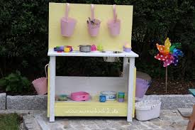Bei schönem wetter verbringen kinder gerne zeit draußen und mit unseren ideen können sie draußen noch mehr spaß haben. Diy Matschkuche Fur Den Garten Mamahoch2