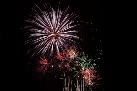 Une vue de la tour eiffel sous un feu d'artifice pour la bonne année 2016. Langrune Sur Mer Pas De Feu D Artifice Le Jour De L An Liberte Caen