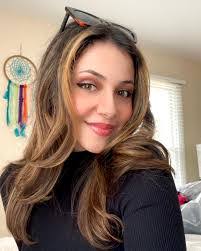 Natasha Lopes's Instagram, Twitter & Facebook