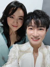 第三次来#微博之夜# 啦！！ 谢谢微博给我年度内地歌手的荣誉！！！ 谢谢我的生米们！！！谢谢你们的陪伴！！！ 谢谢每一个听过我的人！！！  歌手周深会继续继续继续唱下去的！ 也会一直一直努力地陪伴你们！！！ 第三次来了！我这个i人也逐渐有了一些合照✌️ ​​​ cr:卡布 ...